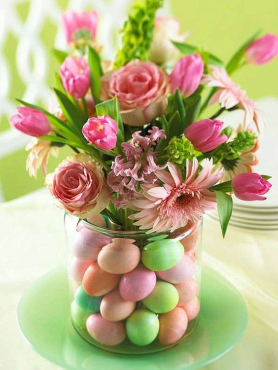 bouquet vase avec oeufs colorés